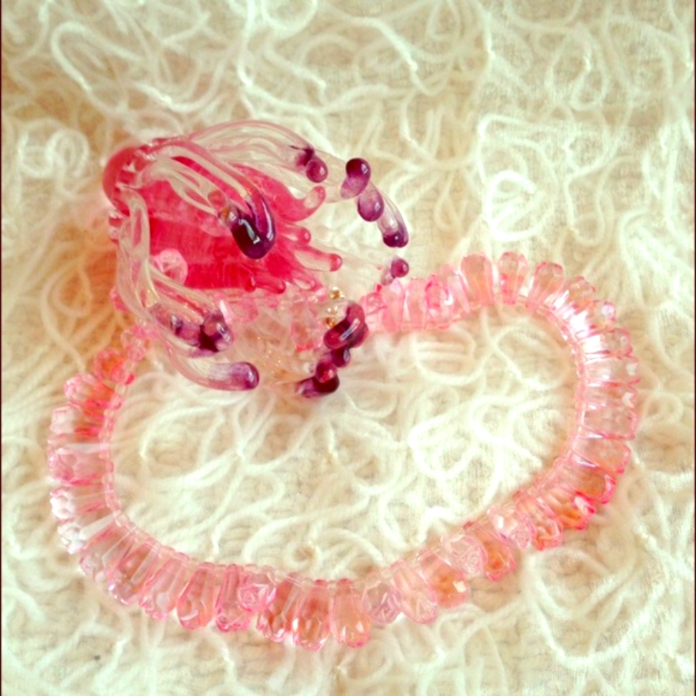 NWOT Crystal Roses Necklace